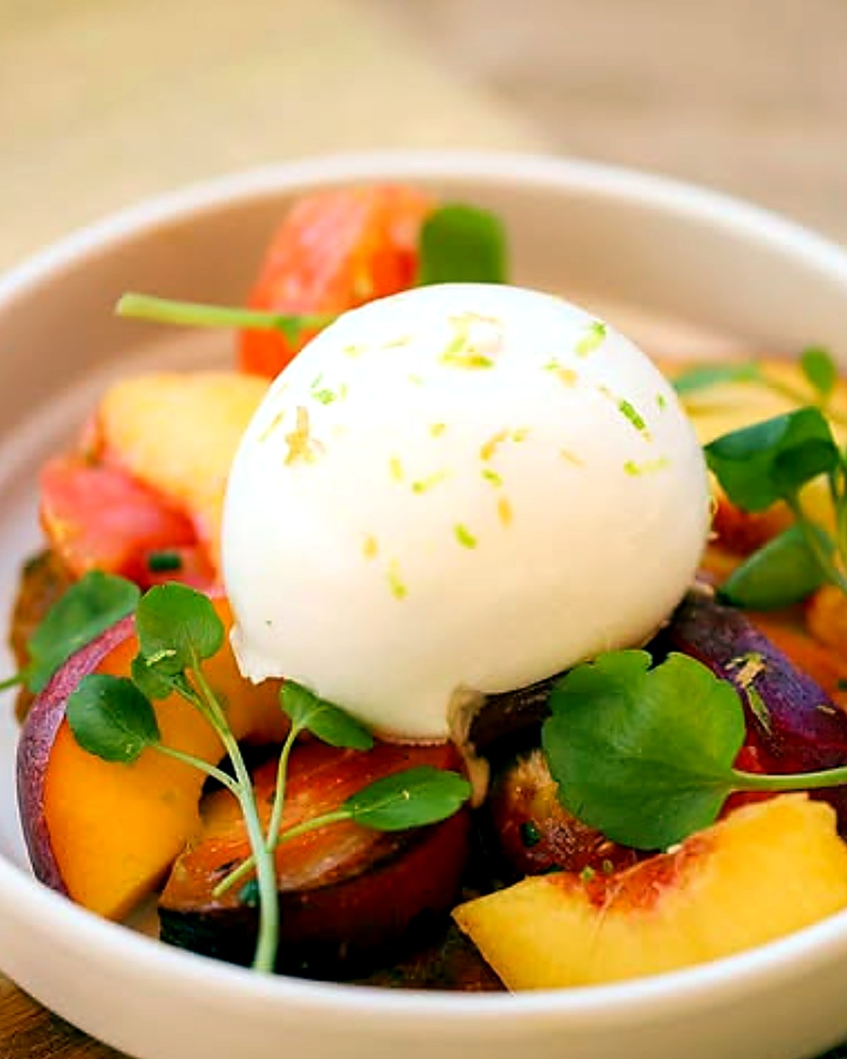 Burrata amb fruita de temporada